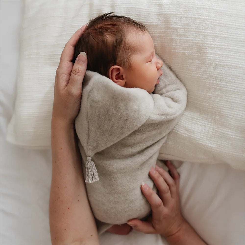 Overall mit Kapuze aus Bio-Merino-Wollfleece in Nude Nude, Tragebild mit Baby