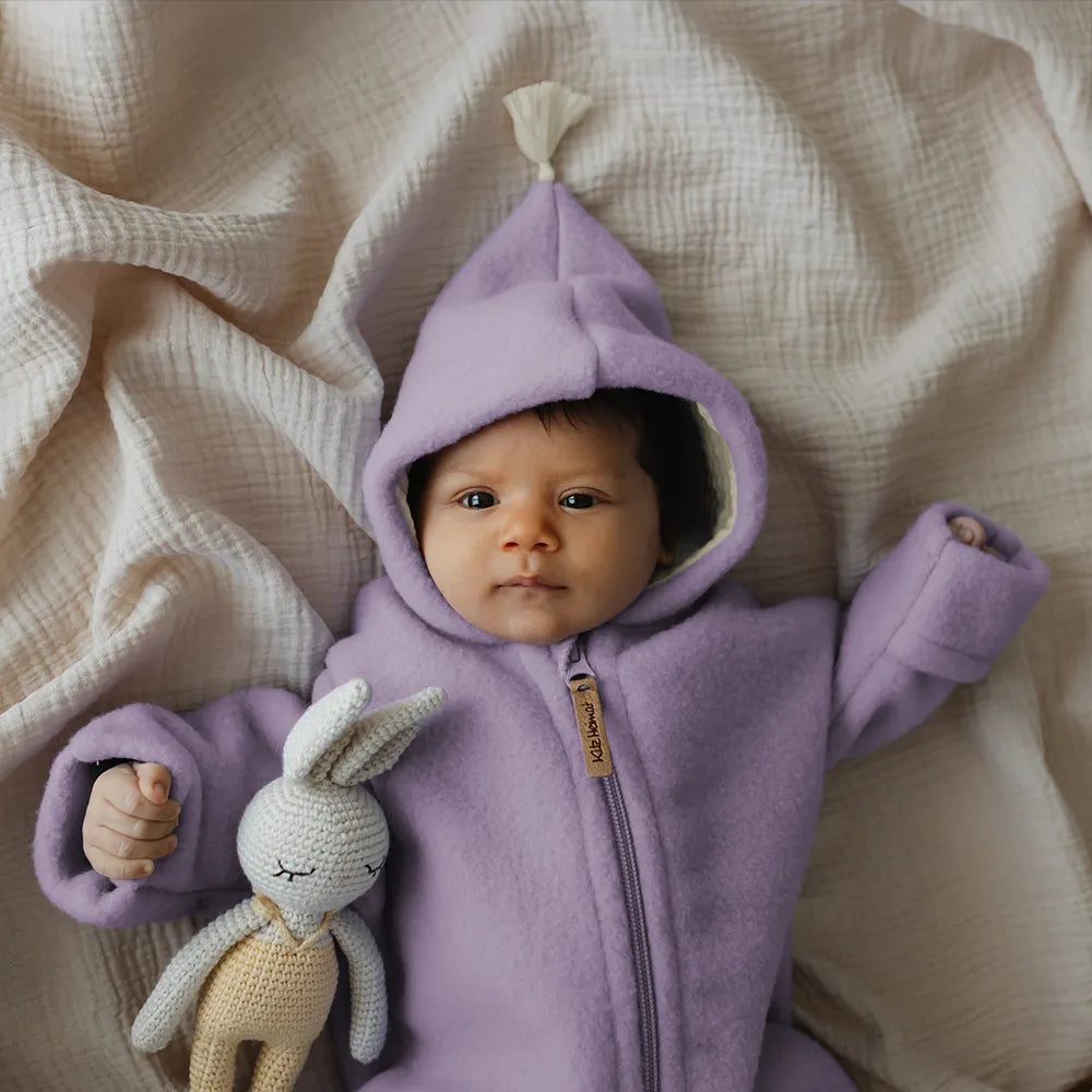 Overall mit Kapuze aus Bio-Merino-Wollfleece in Lavender Milk, Tragebild mit Baby