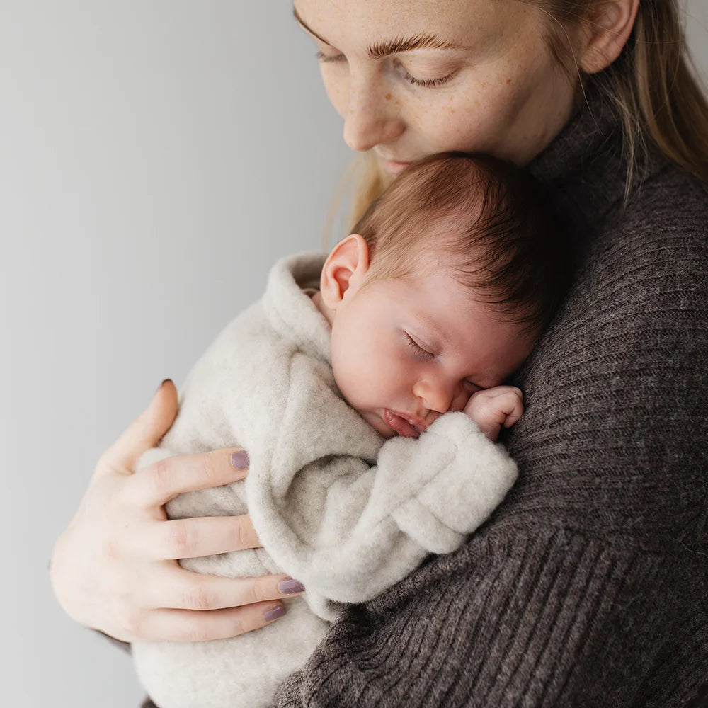 Overall aus Bio-Merino-Wollfleece in Nude, Tragebild mit Mutter und Baby
