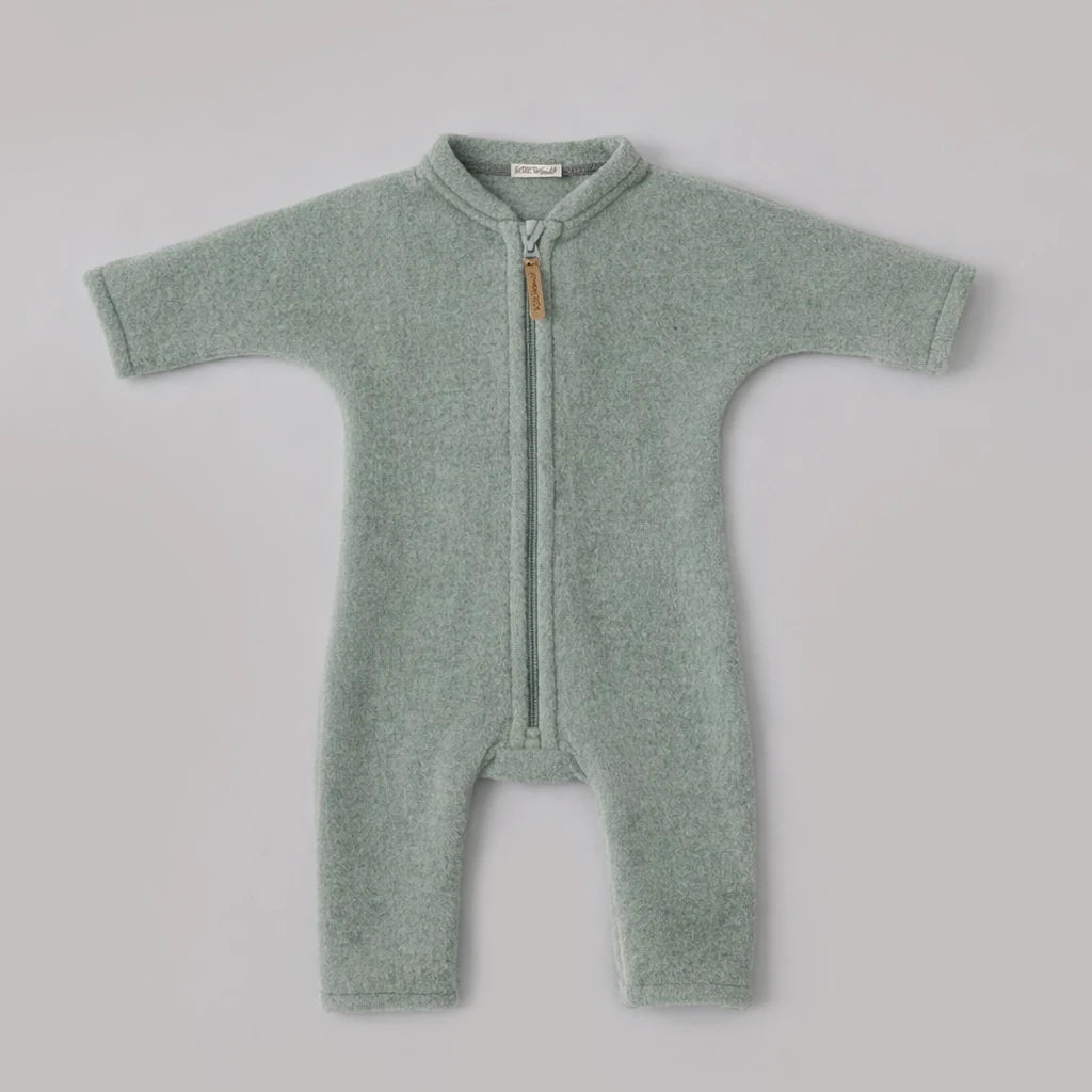 Overall aus Bio-Wollfleece in Sage, Vorderansicht