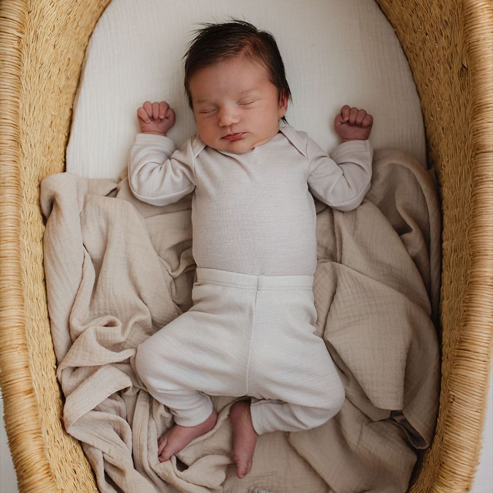 Leggings MADI aus Bio-Merino-Schurwolle in Nude, Tragebild mit Baby