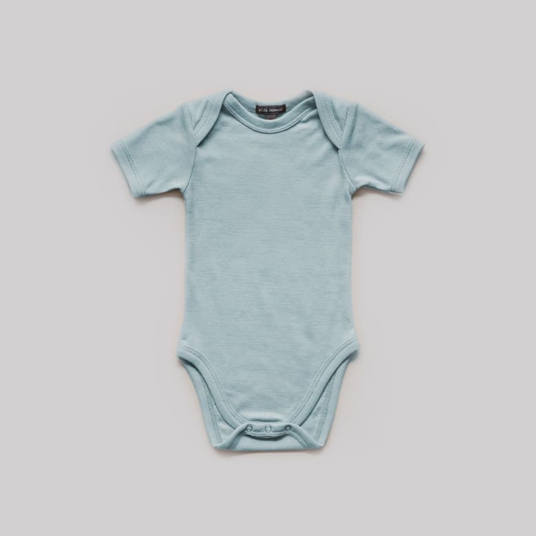 Kuscheliger Body mit Kurzarm aus 100% Bio-Merino-Schurwolle für Babys in Light Ocean (Gr. 50-86/92).