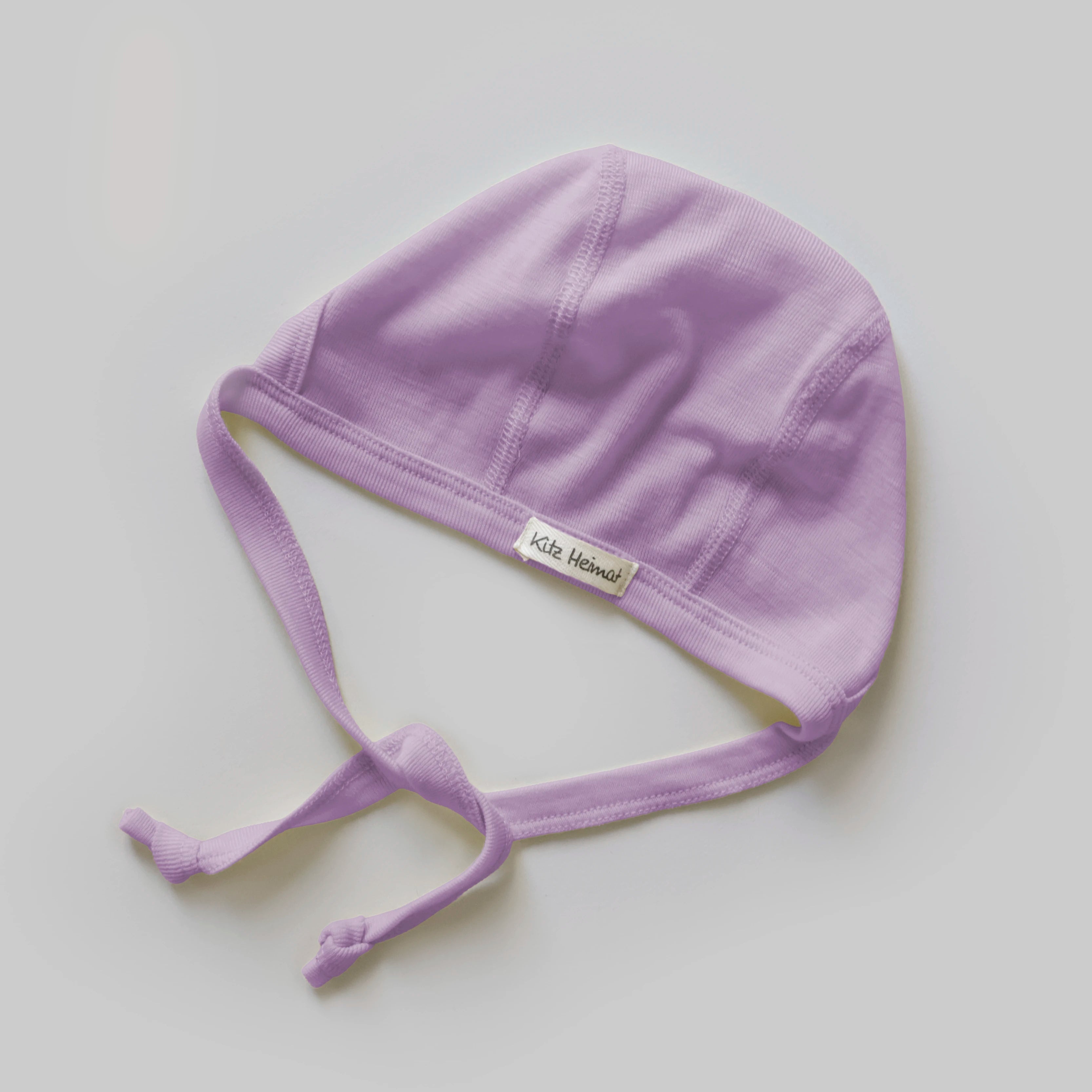 Babyhäubchen aus Bio-Merino-Schurwolle in Lavender, Vorderansicht