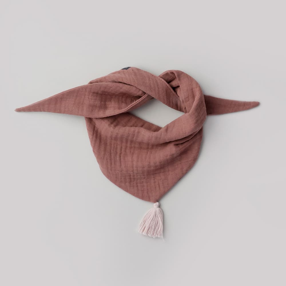 Weiches Dreieckstuch aus 100% Bio-Baumwolle (Musselin) für Babys in Dusty Rose/Light Rose.