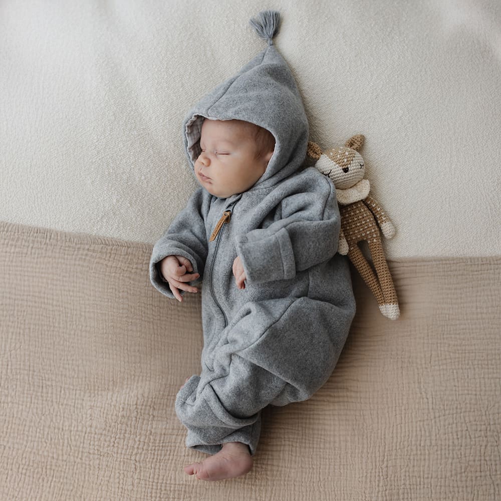 Overall in Light Grey/Light Grey aus 100% Bio-Baumwollfleece für Babys und Kleinkinder (Gr. 50-86/92).