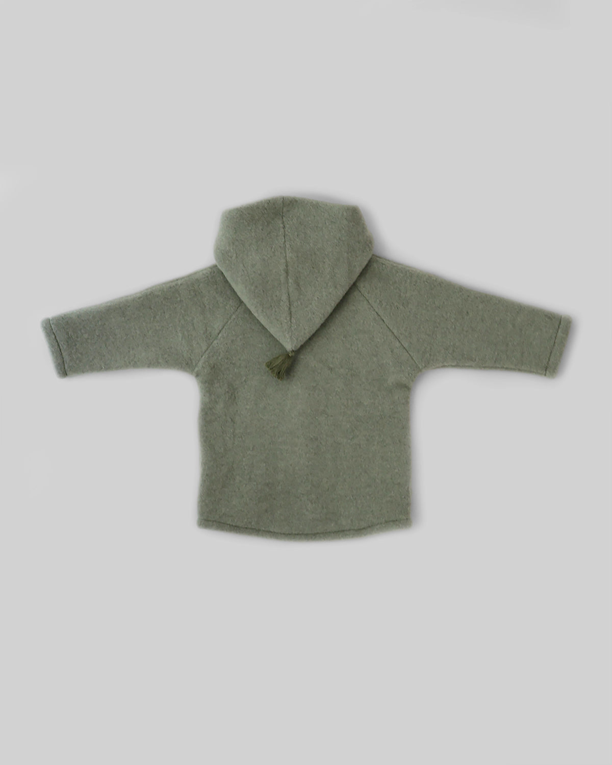Kitz Heimat Wollfleece-Jacke Frost Green/Green in Rückansicht mit spitzer Kapuze, grüner Quaste und umgeschlagenen Ärmelabschlüssen.