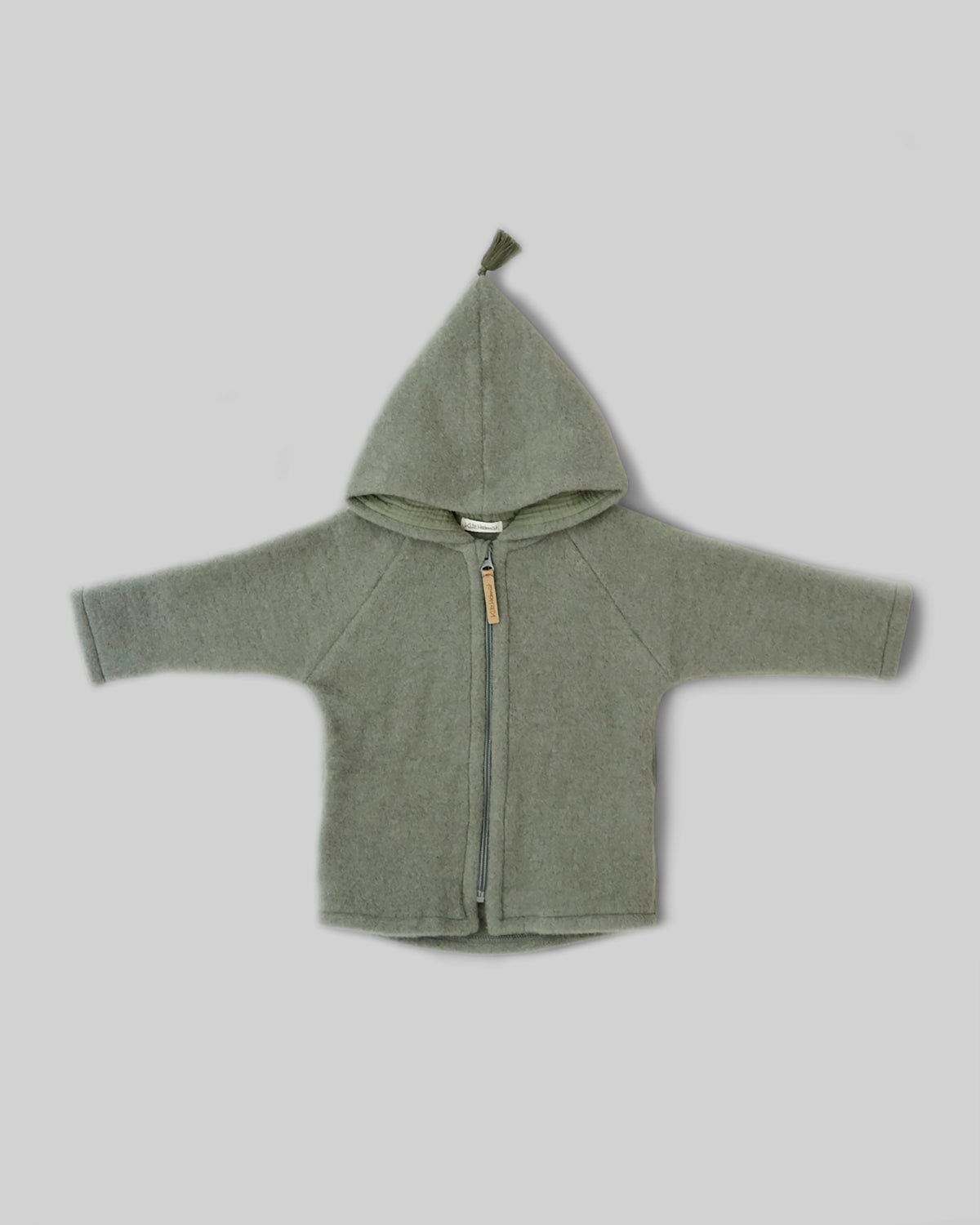 Kitz Heimat Wollfleece-Jacke Frost Green/Green in gedecktem Grün, Vorderansicht mit spitzer Kapuze, Quaste und durchgehendem Reißverschluss.