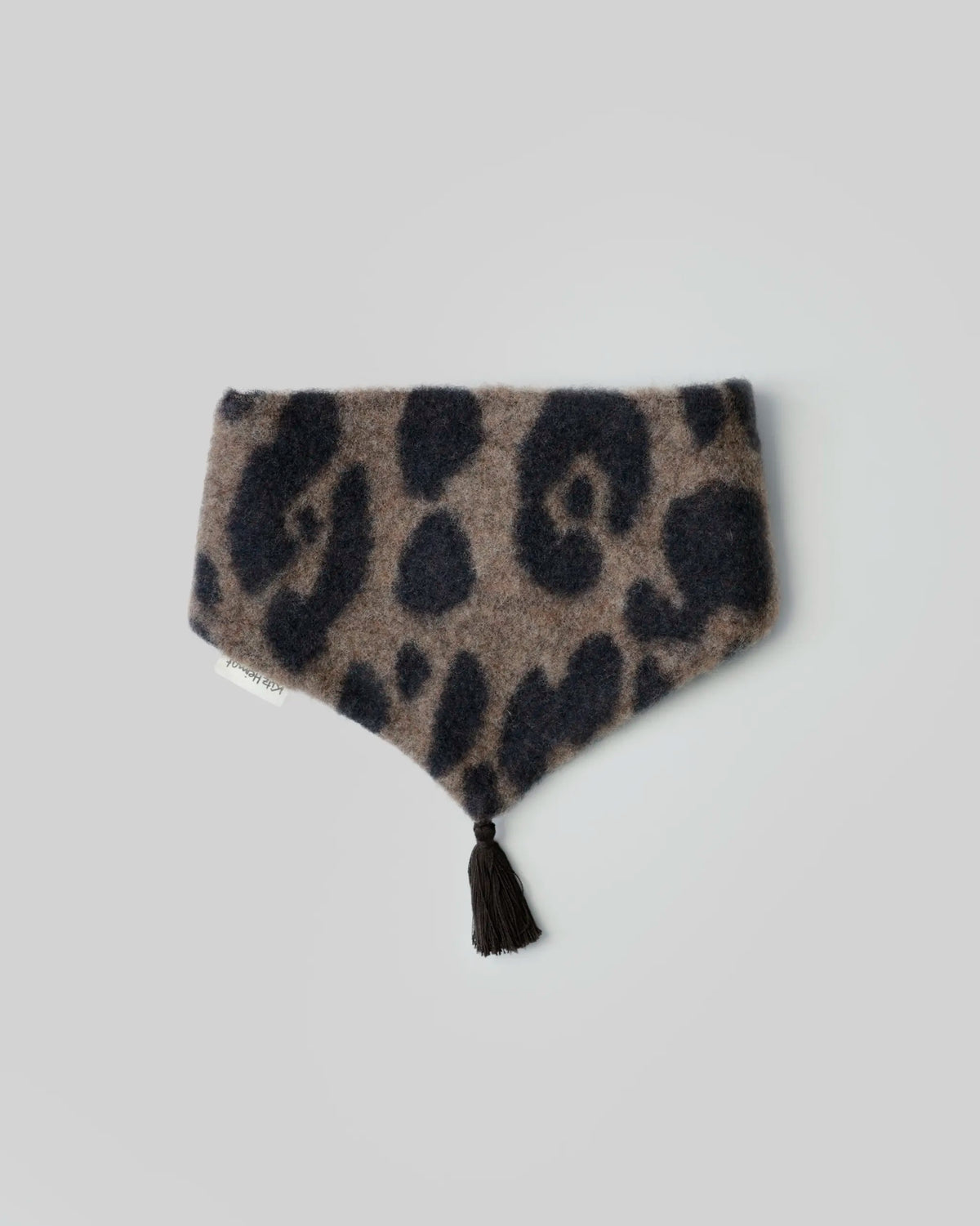 Kitz Heimat Wollfleece-Schal Leo Coffee in Dreiecksform mit braun-schwarzem Leopardenmuster, weicher Wollfleece-Oberfläche und dunkler Quaste.