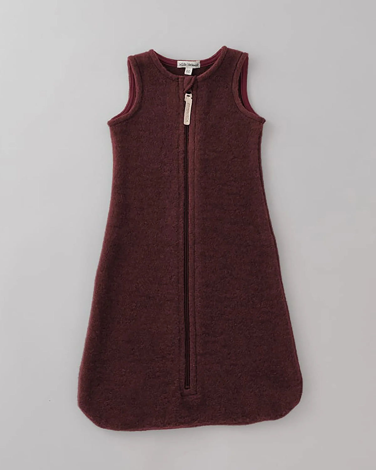Kitz Heimat Wollfleece-Schlafsack Burgundy für Babys aus Bio-Merino-Schurwolle in Bordeauxrot mit ärmellosem Schnitt, durchgehendem Reißverschluss und abgerundetem Fußbereich.