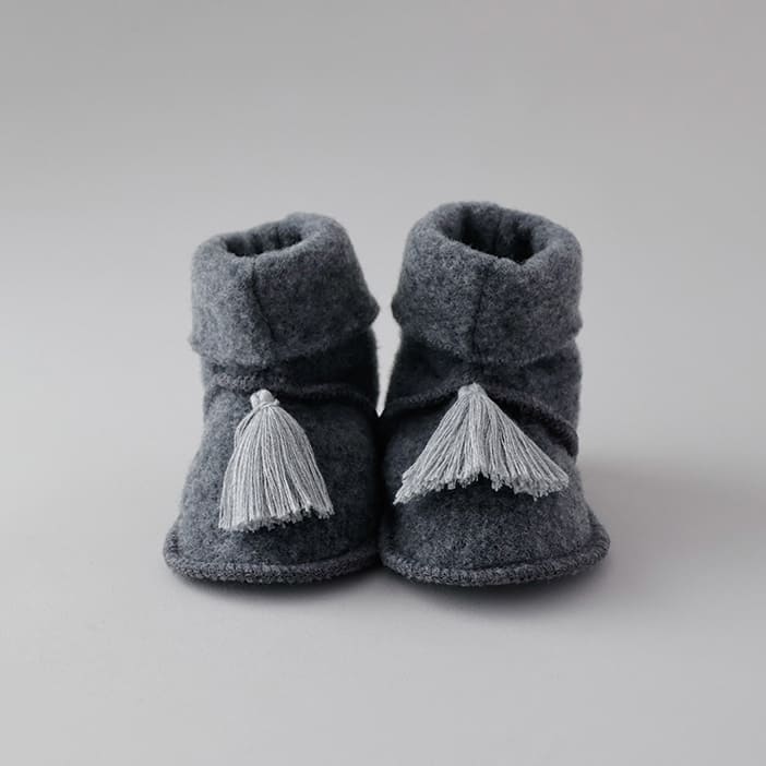 Trageschuhe in Grey aus 100% Bio-Merinofleece für Babys (Gr. 50/56-74/80).