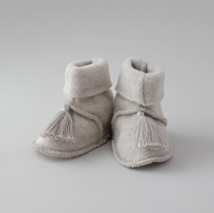 Trageschuhe in Nude aus 100% Bio-Merinofleece für Babys (Gr. 50/56-74/80).