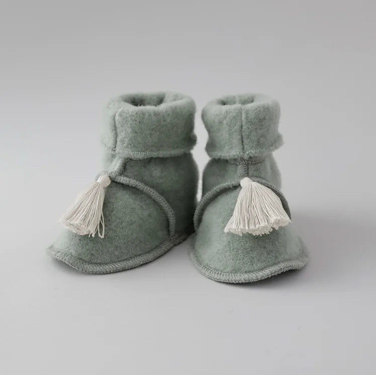 Trageschuhe aus Bio-Wollfleece in Sage, Vorderansicht