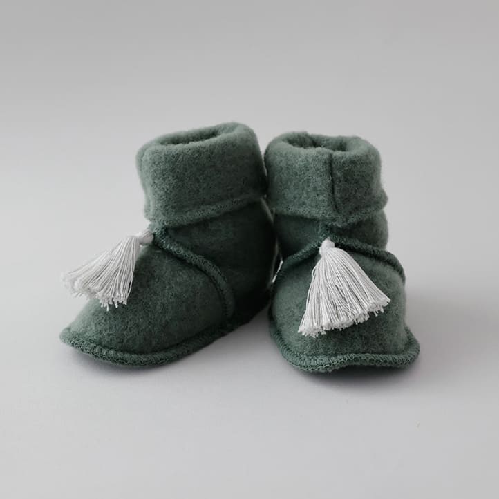 Trageschuhe in Pine aus 100% Bio-Merinofleece für Babys (Gr. 50/56-74/80).
