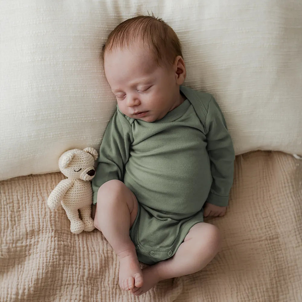 Body aus Bio-Merino-Schurwolle in Sage, Tragebild mit Baby