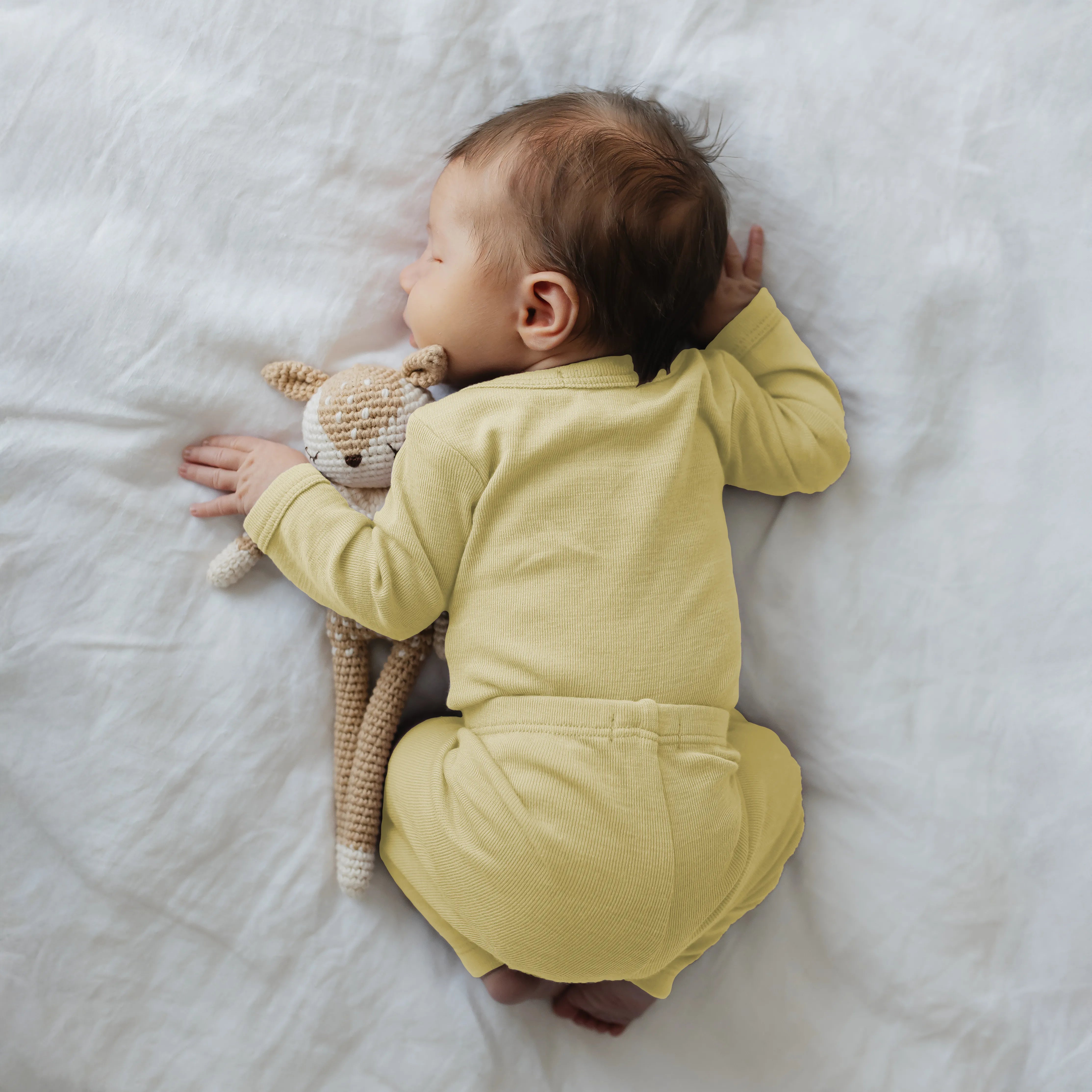 Body aus Bio-Merino-Schurwolle in Butter Yellow, Tragebild mit Baby