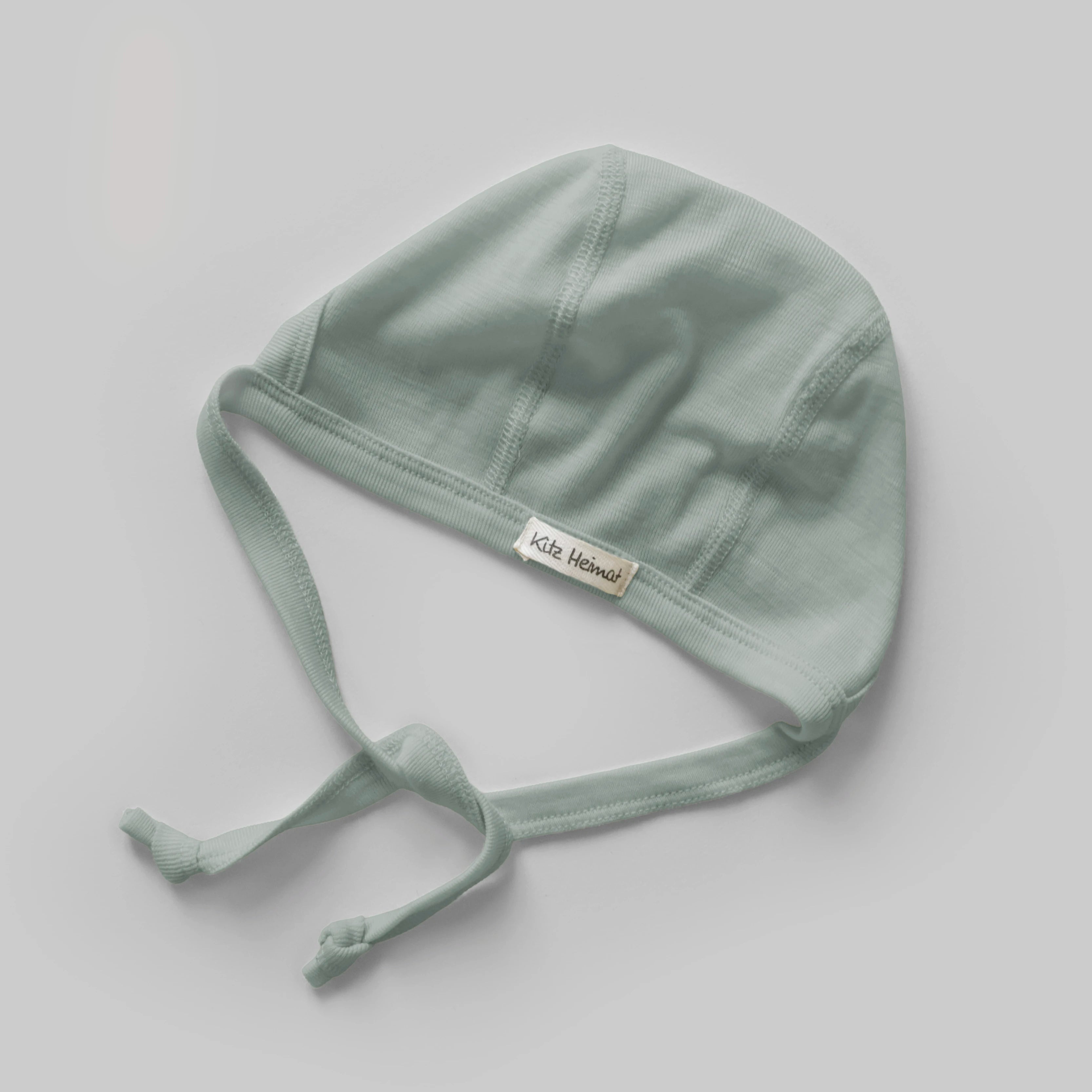Babyhäubchen aus Bio-Merino-Schurwolle in Sage, Vorderansicht
