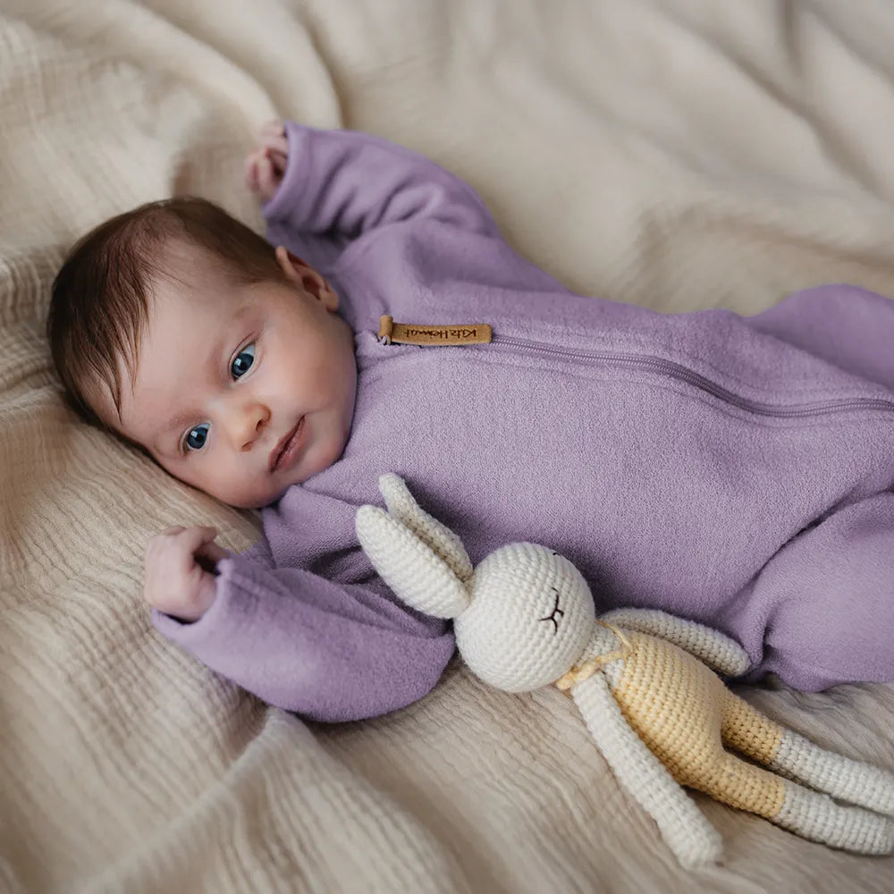 Overall aus Bio-Merino-Wollfleece in Lavender, Tragebild mit Baby