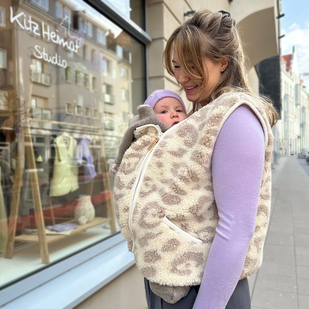 Trageeinsatz Baby Leo für Neugeborene in Anwendung – ergonomischer Einsatz in Babytrage