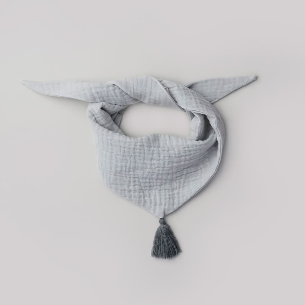 Weiches Dreieckstuch aus 100% Bio-Baumwolle (Musselin) für Babys in Light Grey/Dark Grey. 