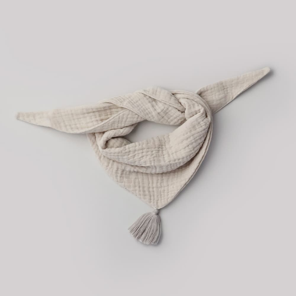 Weiches Dreieckstuch aus 100% Bio-Baumwolle (Musselin) in Nude/Nude für Babys. 
