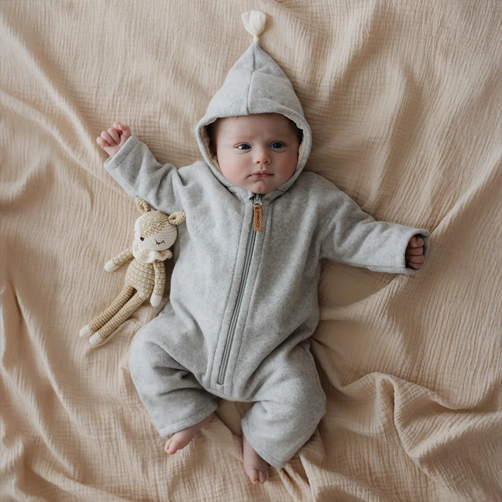 Overall mit Kapuze aus Bio-Baumwollfleece in Soft Grey Milk, Tragebild mit Baby