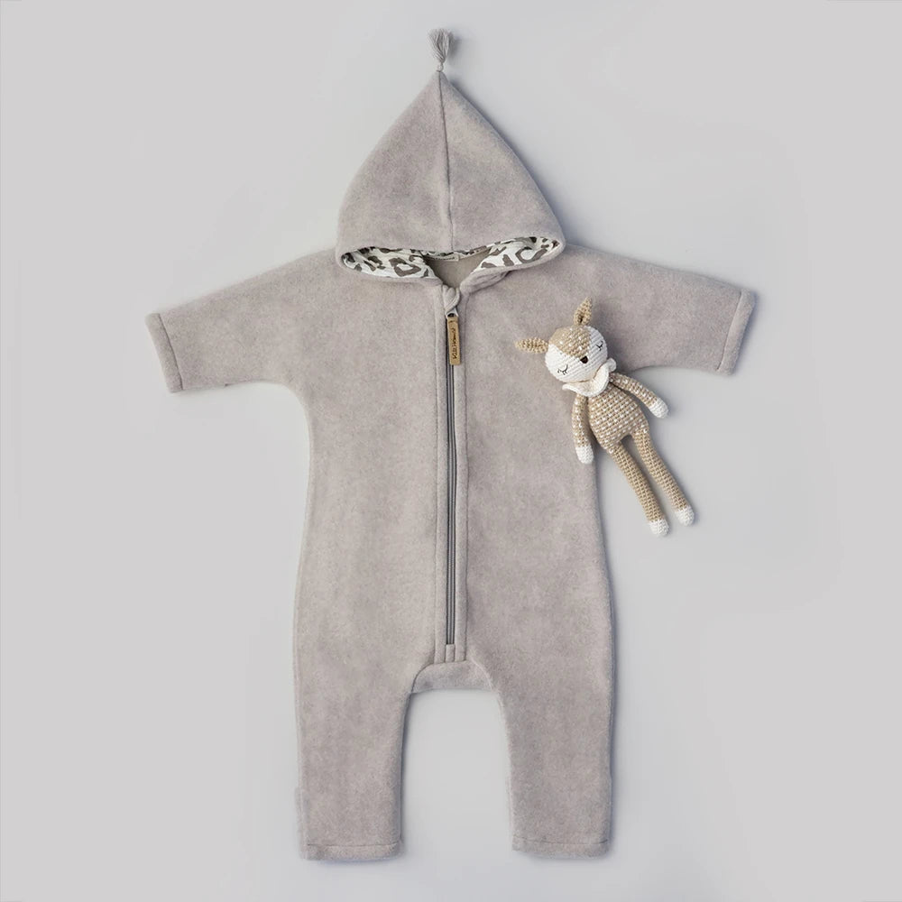 Overall mit Kapuze aus Bio-Baumwollfleece in Beige Leo, Vorderansicht