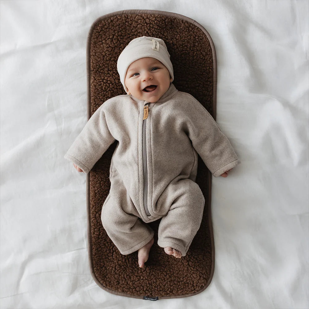 Overall mit Kapuze aus Bio-Baumwollfleece in Beige Milk, Tragebild mit Baby