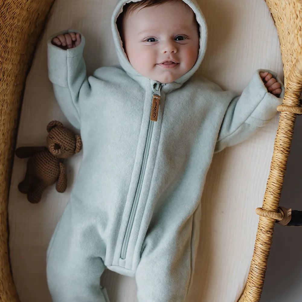 Overall mit Kapuze aus Bio-Baumwollfleece in Soft Mint Milk, Tragebild mit Baby