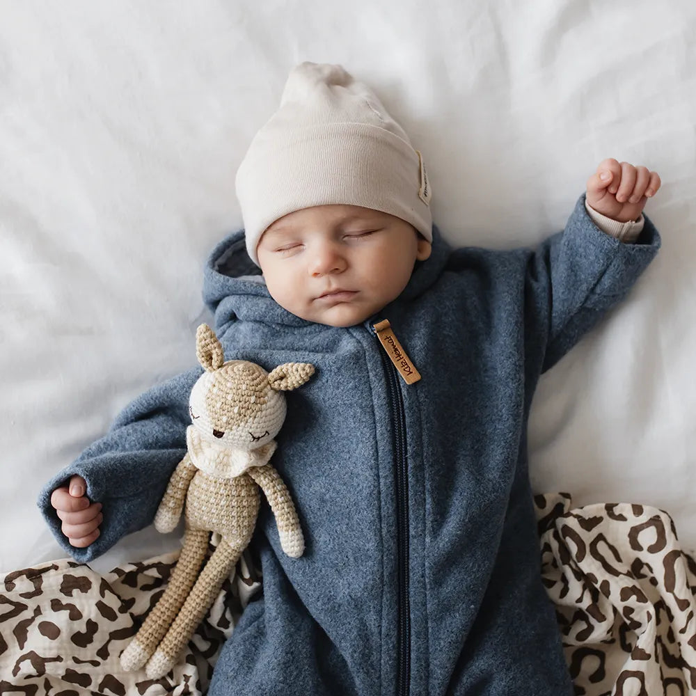 Overall mit Kapuze aus Bio-Baumwollfleece in Blue Sky Blue, Tragebild mit Baby