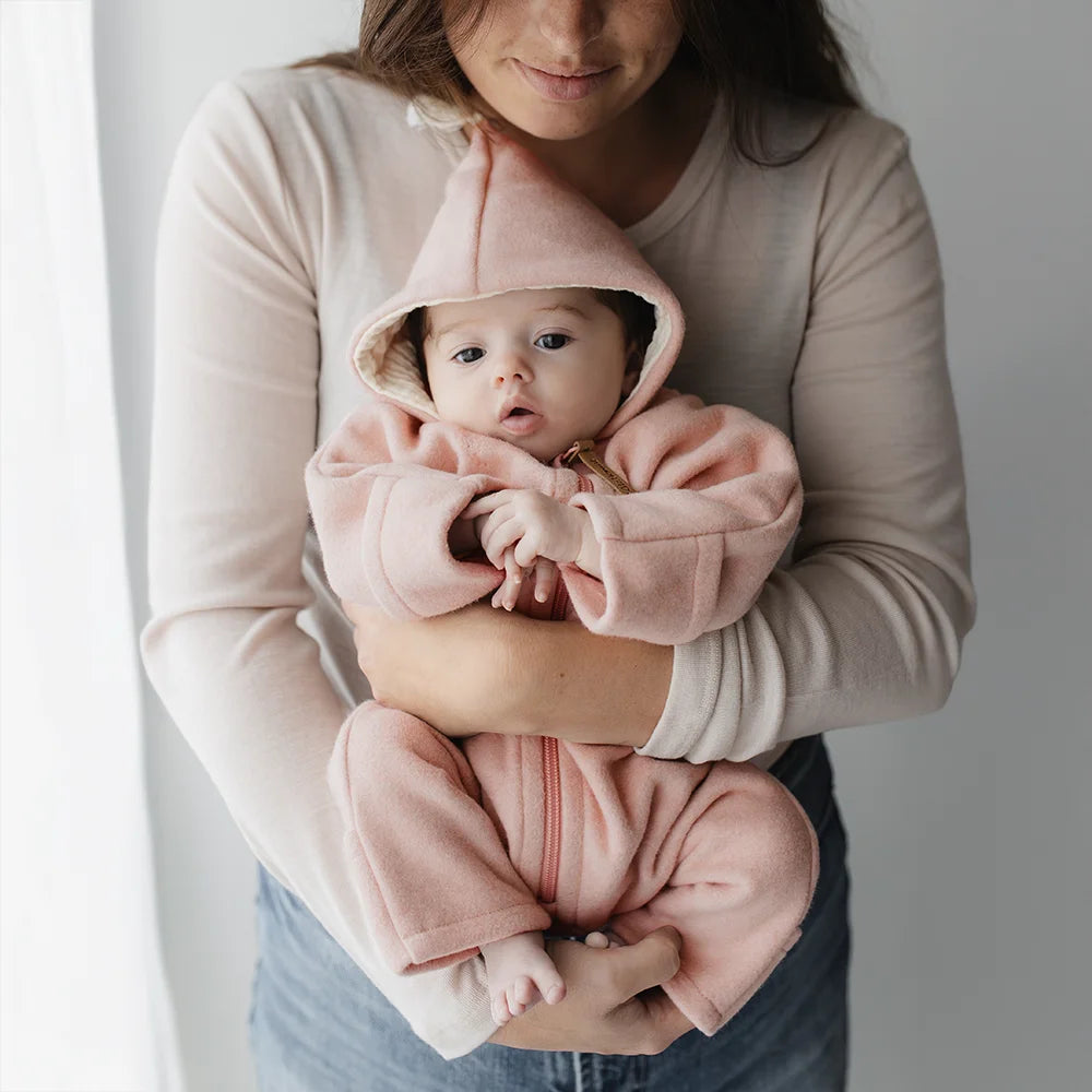 Overall mit Kapuze aus Bio-Baumwollfleece in Soft Rose Milk, Tragebild Mutter mit Baby