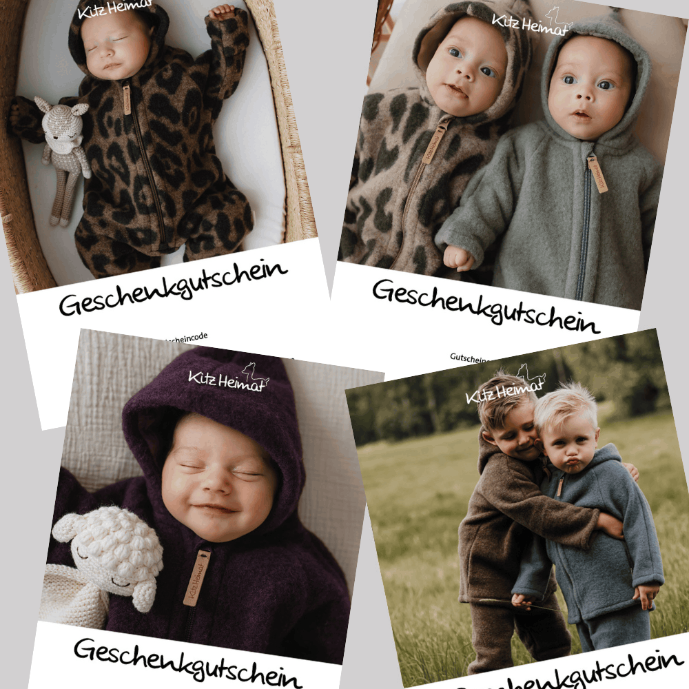 Vier Kitz Heimat Geschenkgutschein-Motive mit Babys und Kleinkindern in kuscheligen Overalls in verschiedenen Farben.