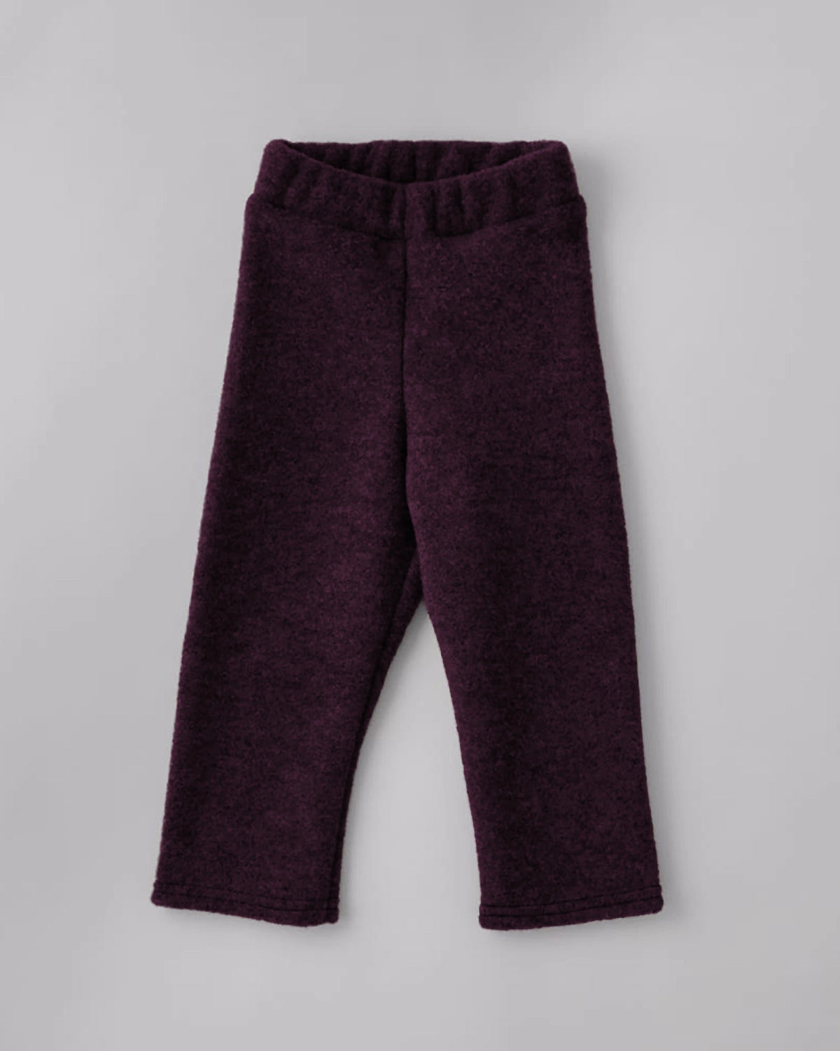 Kitz Heimat Wollfleece-Hose in Plum für Kinder aus Bio-Merino-Schurwolle mit elastischem Bund und geraden Hosenbeinen in Vorderansicht.
