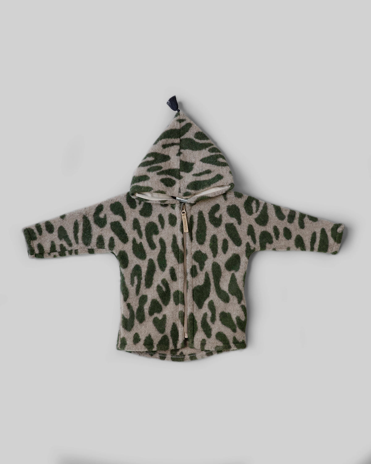 Kitz Heimat Wollfleece-Jacke Leo Khaki in Vorderansicht mit dunkelgrünem Leopardenmuster, spitzer Kapuze, Quaste und durchgehendem Reißverschluss.
