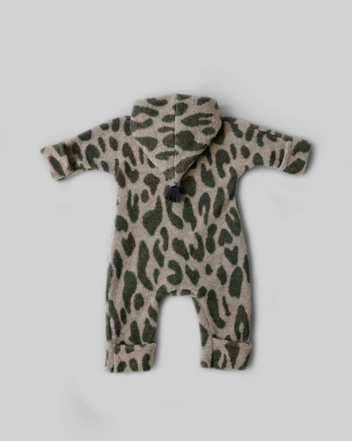 Kitz Heimat Wollfleece-Overall Leo Khaki in Rückansicht mit dunklem Leopardenmuster, spitzer Kapuze, Quaste und umgeschlagenen Ärmel- und Beinabschlüssen.
