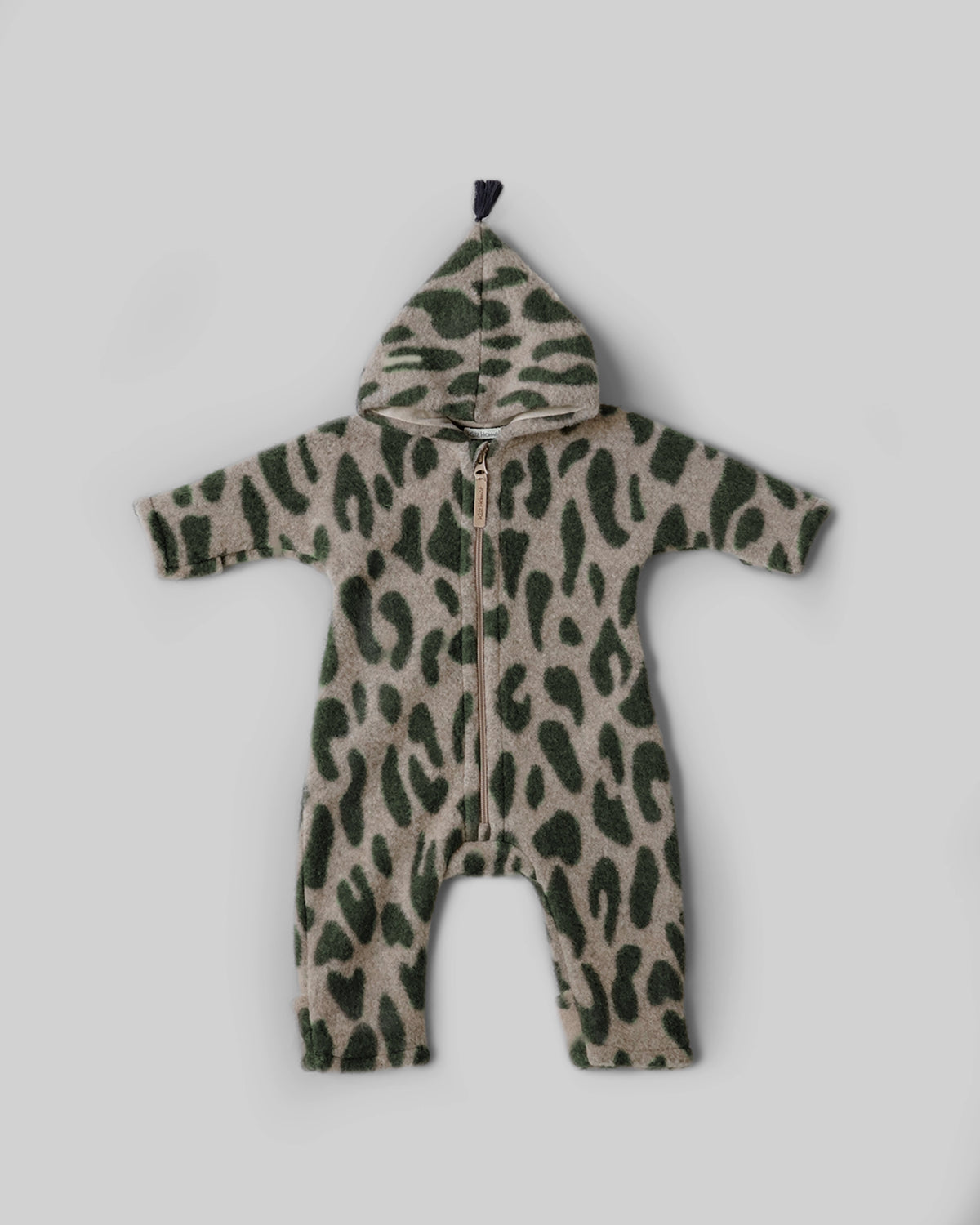 Kitz Heimat Wollfleece-Overall Leo Khaki mit khakifarbenem Leopardenmuster, spitzer Kapuze, Quaste und durchgehendem Reißverschluss in Vorderansicht.
