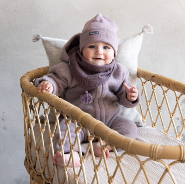 Frontansicht eines Merino Overalls von Kitz Heimat in Dusty Lilac/Mauve für Babies und Kleinkinder.