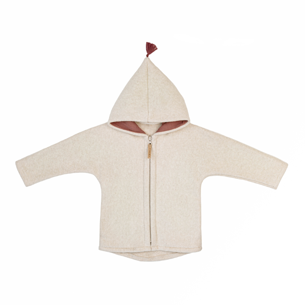 Frontansicht einer Baumwollfleece Jacke mit Kaputze von Kitz Heimat in Nude/Dusty Rose für Babies und Kinder.