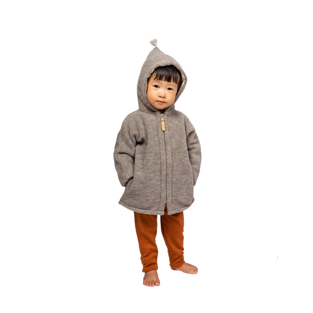 Frontansicht einer Merino Jacke mit Kaputze von Kitz Heimat in Greige/Nude für Babies und Kinder.