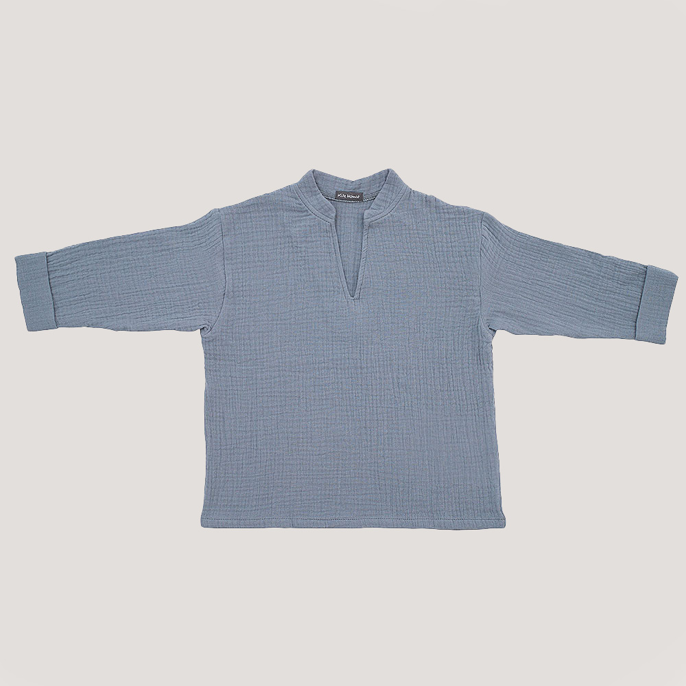 Langarmshirt aus Musselin in Cloudy Blue mit V-Ausschnitt und kleinem Stehkragen.