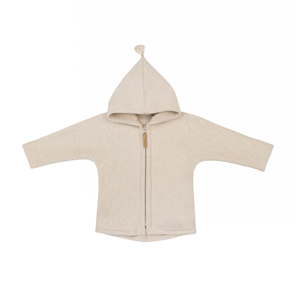 Frontansicht einer Baumwollfleece Jacke mit Kaputze von Kitz Heimat in Nude/Nude für Babies und Kinder.