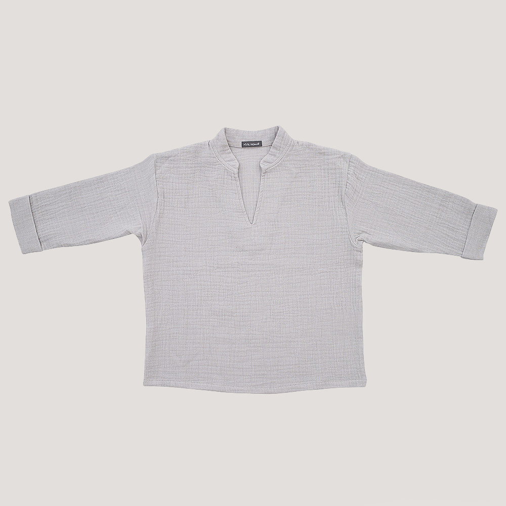 Langarmshirt aus Musselin in Light Grey mit V-Ausschnitt und kleinem Stehkragen.