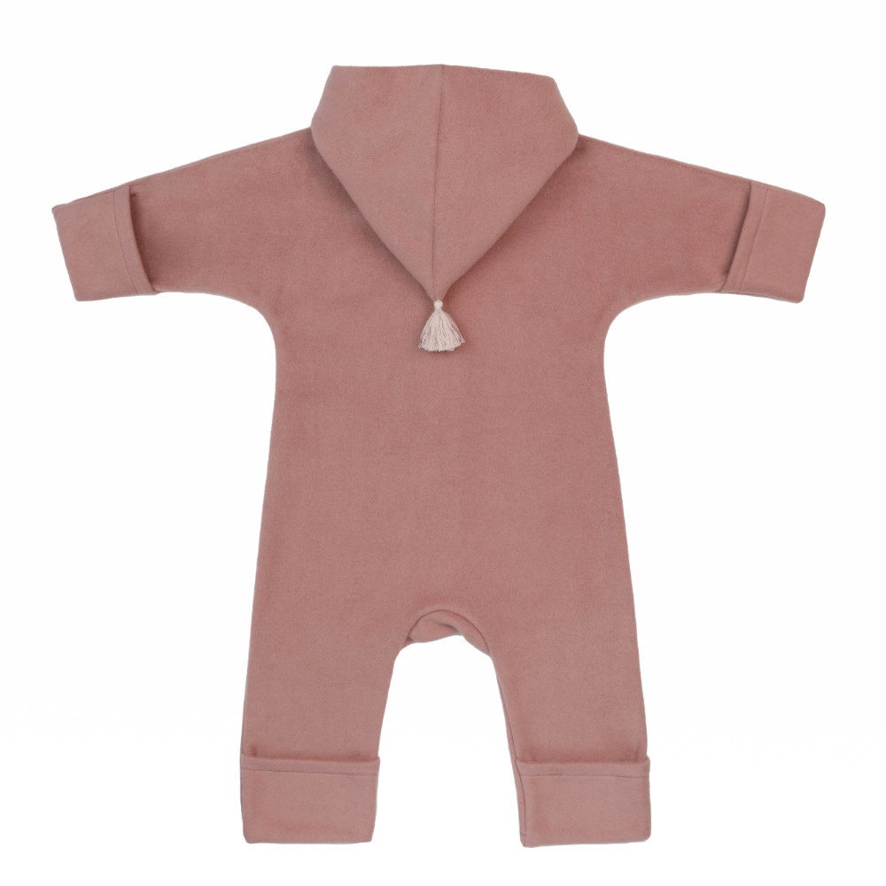 Rückansicht einer Baumwollfleece Jacke mit Kaputze von Kitz Heimat in Dusty Rose/Light Rose für Babies und Kleinkinder.