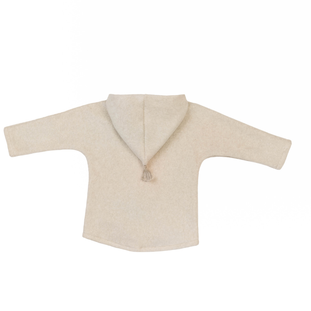 Rückansicht einer Baumwollfleece Jacke mit Kaputze von Kitz Heimat in Nude/Nude für Babies und Kinder.