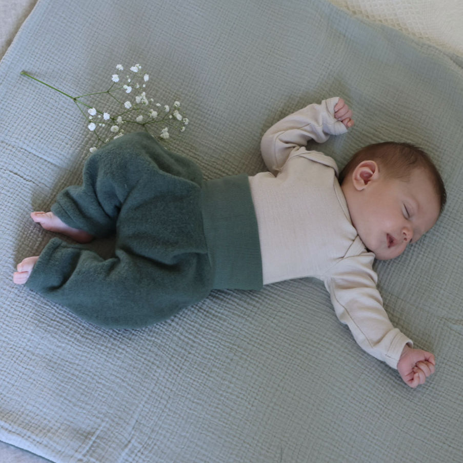 Baby Hose aus Merino-Bio-Fleece in Pine mit extra breitem Bündchen.