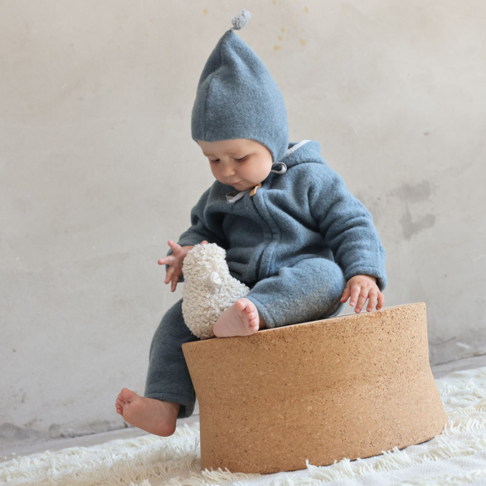 Babymütze aus Merino Schurwolle in Frosty Blue/Light Grey.
